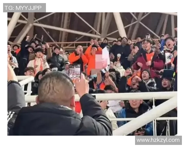 我懂用户晒视频：疑似泰山球迷看亚冠企图进入国安看台未果
